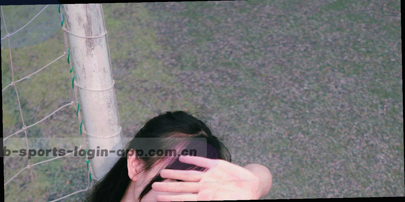 工作台俯拍，打印出来的数据表与等宽字体标注纸页叠放在一起